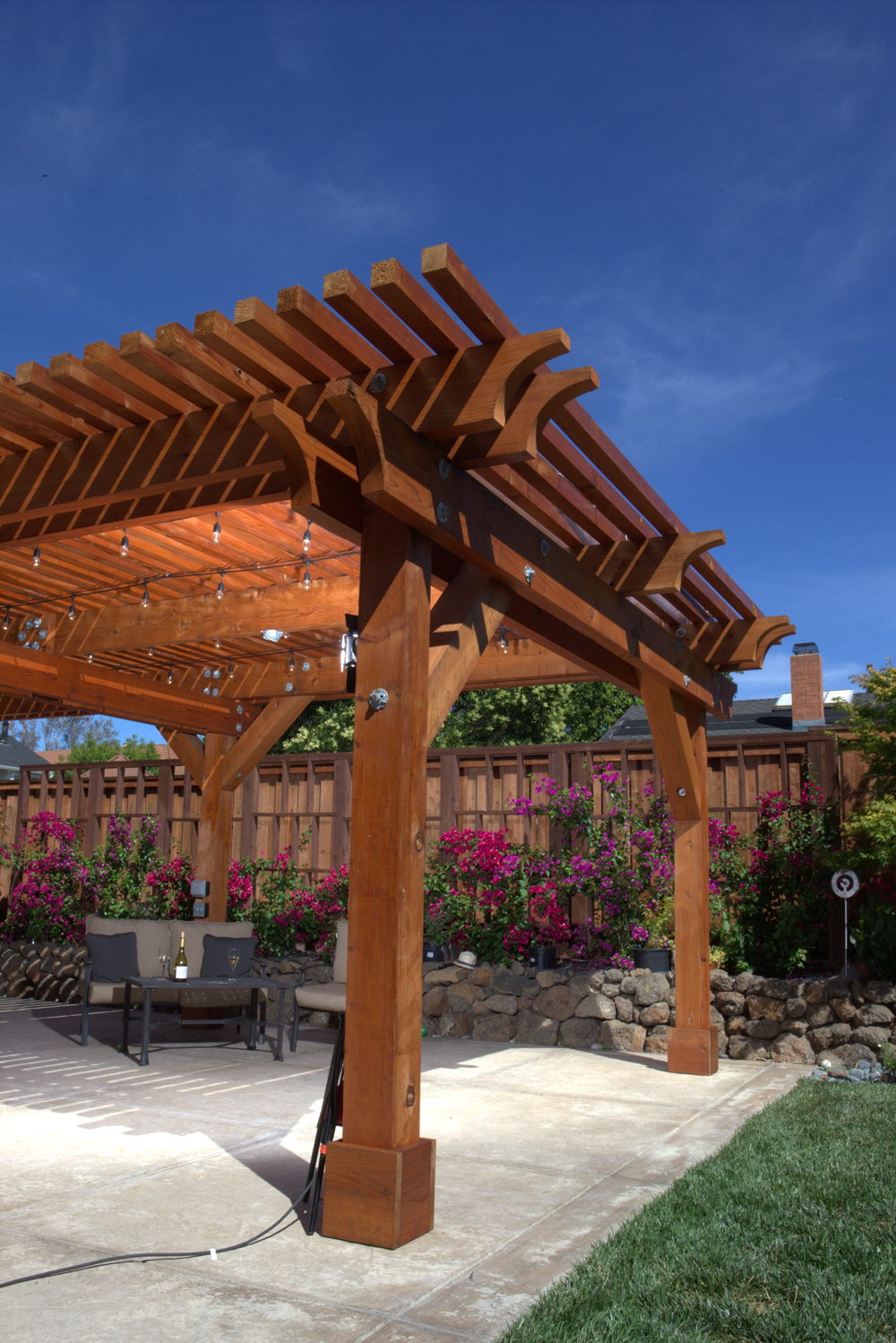 Design your outdoor spaces with redwood. 